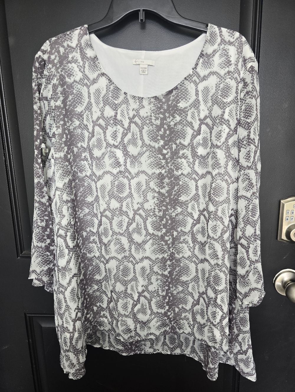 Cato Women's Plus Size 22/24W Snake Print Tunic Top Gray White 3/4 Sleeve Blouse
